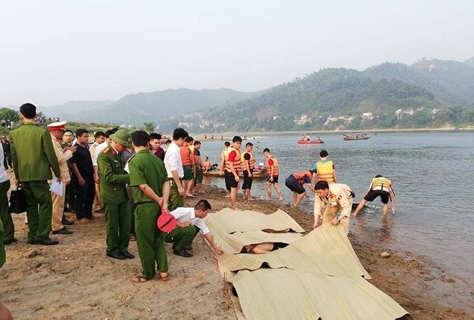 Phó Thủ tướng chỉ đạo sau vụ 8 học sinh đuối nước ở Hoà Bình Thi thể của các học sinh được đưa lên bờ.