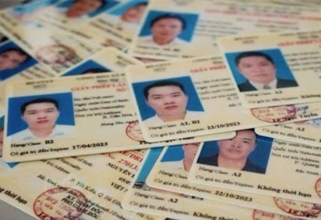 Lập tổ công tác kết nối giữ liệu giấy phép lái xe Nhiều người bị công an giữ giấy phép lái xe, nhưng khai báo mất để được cấp lại và bỏ luôn giấy phép bị giữ. Ảnh minh họa.