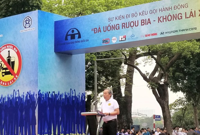 Phó Thủ tướng: Mỗi người hãy cương quyết từ chối uống rượu bia nếu phải lái xe Phó Thủ tướng Thường trực Trương Hòa Bình kêu gọi cộng đồng cùng hành động “Đã uống rượu bia - Không lái xe”.