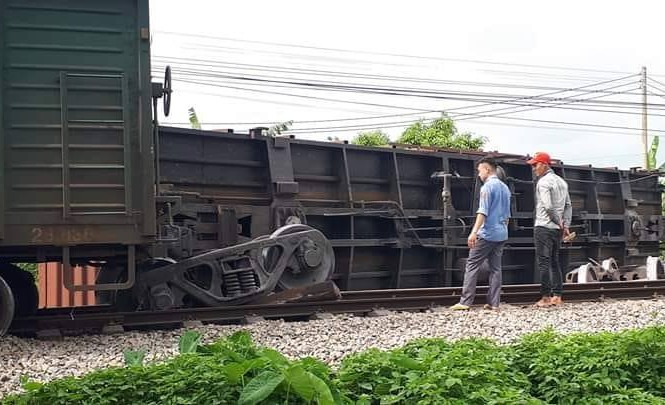 Tàu hàng trật ray ở Nam Định, đường sắt Bắc - Nam tê liệt Hiện trường tai nạn, với 1 toa tàu bị lật. Ảnh: CTV.