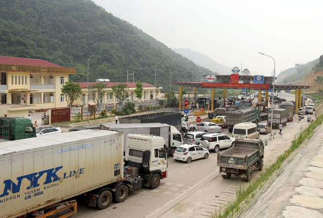 Miễn phí cho dân địa phương, trạm BOT Hòa Lạc-Hòa Bình thu phí lại Trạm thu phí BOT Hòa Lạc - Hòa Bình bị người dân địa phương tập trung đòi miễn phí qua trạm lần 2, kéo dài từ đầu tháng 6 tới nay.