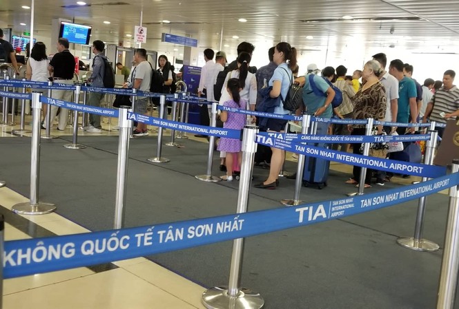 Thủ tướng yêu cầu Bộ GTVT báo cáo phản ánh của Tiền Phong Mỗi khi có hãng hàng không mới ra đời, nhân lực hàng không lại "nóng" khi các hãng dùng lương để lôi kéo nhân lực của nhau.