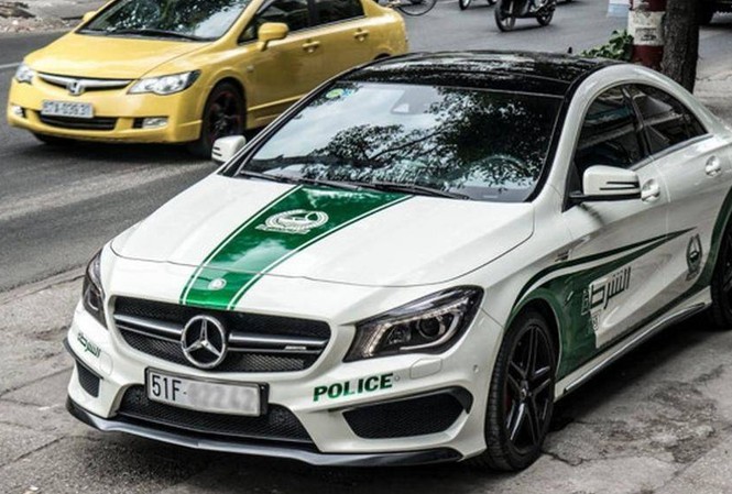 Xe Việt dán tem cảnh sát UAE phải gỡ bỏ Một xe ô tô dán logo, hình ảnh cảnh sát Dubai - UAE trên đường phố Việt Nam. Ảnh minh họa: IE.