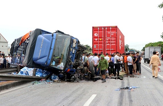 Thủ tướng yêu cầu làm cầu vượt Quốc lộ 5 sau 3 tai nạn liên hoàn Hiện trường vụ tai nạn trên QL5 sáng 23/7.