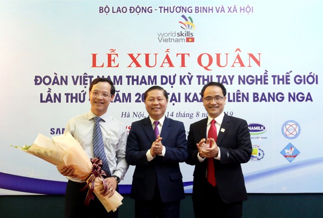 Thí sinh học nghề lên đường thi tài tay nghề thế giới lần thứ 45 Thứ trưởng LĐ-TB&XH Lê Tấn Dũng tặng hoa cho ông Trương Anh Dũng, Phó Tổng cục trưởng Tổng cục Giáo dục nghề nghiệp - Đại biểu chính thức của đoàn Việt Nam tham dự Kỳ thi tay nghề thế giới lần thứ 45 tại Nga.