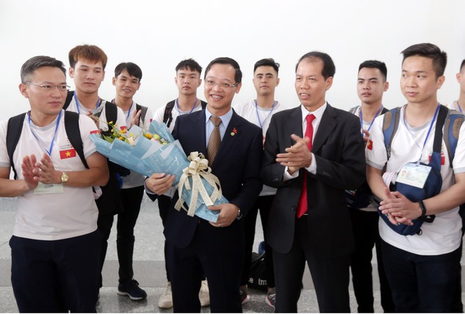 Đoàn thí sinh Việt Nam lên đường tham dự Kỳ thi tay nghề thế giới Phó Tổng Cục trưởng Đỗ Năng Khánh tặng hoa Phó Tổng Cục trưởng Trương Anh Dũng, Phó Trưởng Đoàn Việt Nam.