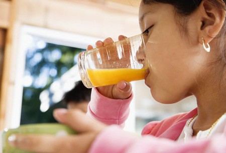 Cách xử trí khi trẻ bị sốt virus Nên cho trẻ ăn uống đủ chất dinh dưỡng để tăng sức đề kháng, phòng chống bệnh tật (Ảnh minh họa: Internet)