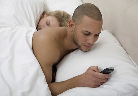 Tác hại khôn lường khi để điện thoại trên giường ngủ Ảnh minh họa: Internet