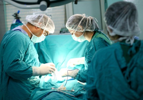 Bác sĩ tự ký giấy mổ để kịp cứu bệnh nhân thủng ruột vắng người nhà Ảnh minh họa: Internet