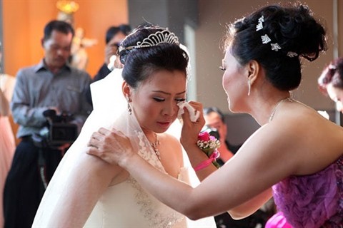 Đám cưới náo loạn vì chú rể lên cơn động kinh Hoảng loạn khi tận mắt chứng kiến chồng lên cơn động kinh ngay tại lễ cưới (Ảnh minh họa)