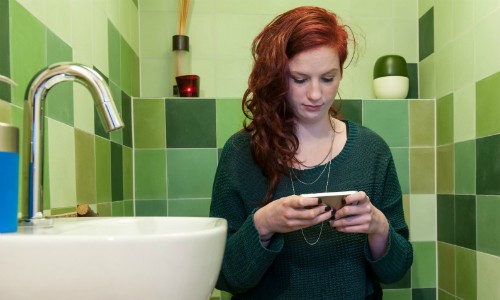Đừng mang điện thoại vào nhà vệ sinh Ảnh minh họa: Internet
