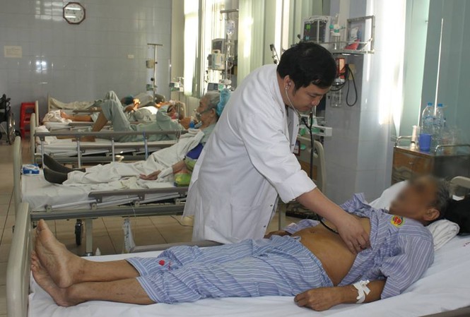 Bệnh nhân đột quỵ, rối loạn tim mạch ồ ạt nhập viện Điều trị cho ệnh nhân đột quỵ tại BV E