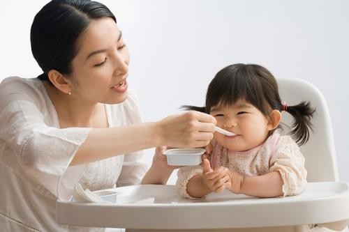 Bạn đã cho con ăn sữa chua đúng cách? Ảnh minh hoạ: Internet