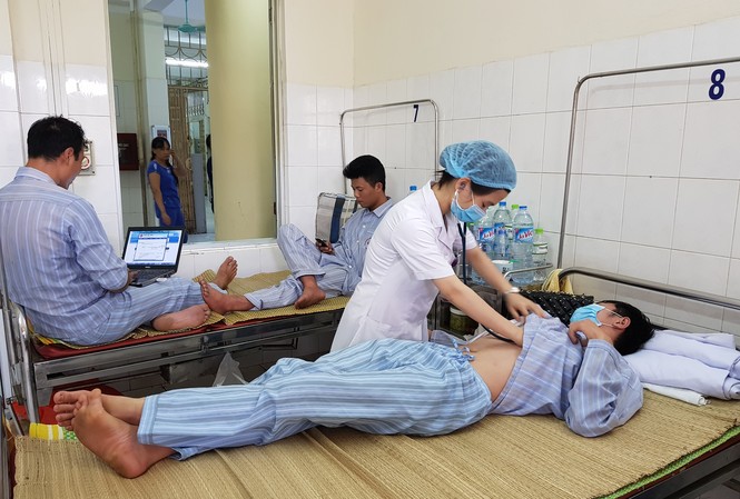Chảy máu não ồ ạt và tử vong vì sốt xuất huyết Thăm khám cho bệnh nhân sốt xuất huyết tại BV Nhiệt đới TW