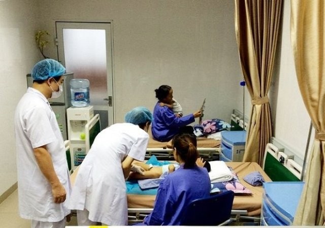Cha mẹ các bé bị sùi mào gà ở Hưng Yên không bị mắc bệnh Bệnh nhi bị sùi mào gà đang được điều trị tại BV Da liễu TƯ