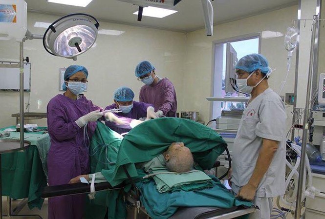 Nội soi cắt u phì đại tuyến tiền liệt cho cụ ông 104 tuổi Các bác sĩ khoa Phẫu thuật thận tiết niệu và nam học (Bệnh viện E) vừa mổ cắt nội soi u phì đại tuyến tiền liệt cho một bệnh nhân nam 104 tuổi ở Hưng Yên. Ảnh: BV E cung cấp