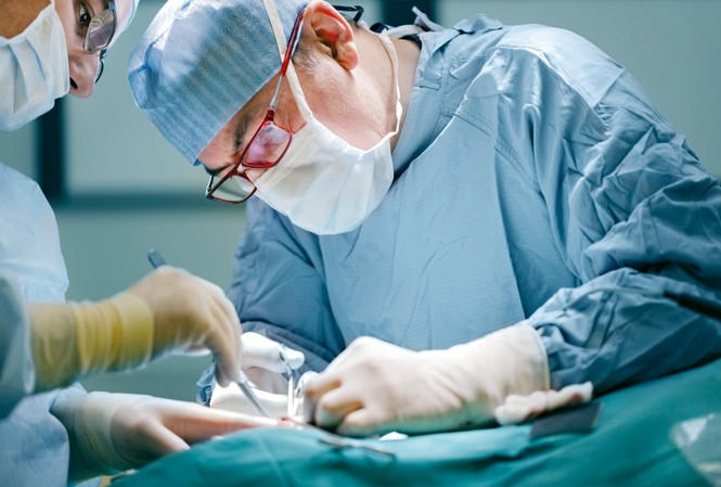 Hoại tử toàn bộ Các quý ông khi xuất hiện triệu chứng như dương vật nổi mụn hay vùng da dày lên, cảm giác ngứa, nóng rát, mùi khó chịu thì bệnh nhân nên đến các cơ sở chuyên khoa về ung bướu để khám và điều trị kịp thời. Ảnh minh hoạ: Internet