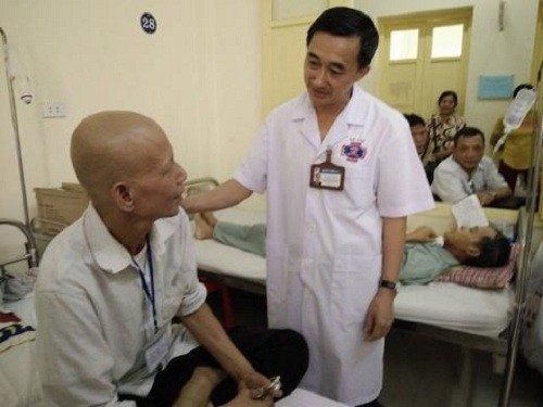 Thực hư về thông tin “bị ung thư không cần phải điều trị“ Thăm khám cho bệnh nhân đang điều trị tại BV K Trung ương