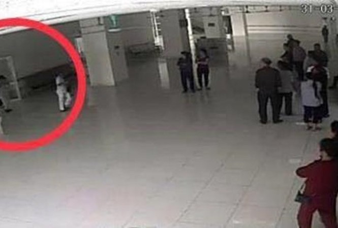 Quân nhân hành hung bác sĩ ở Bắc Kạn bị xử lý thế nào? Hình ảnh ghi lại từ camera bệnh viện.