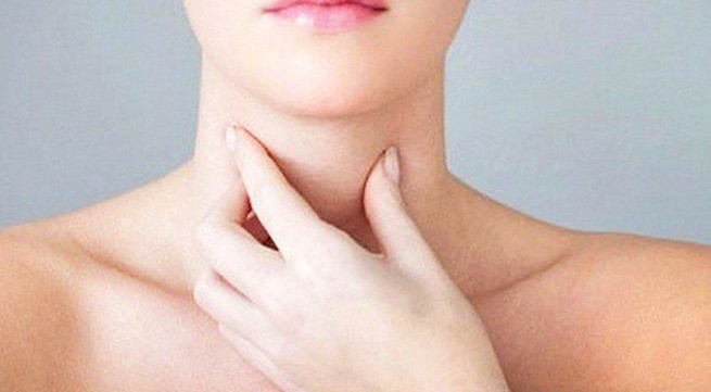 Thấy dấu hiệu này ở cổ, cần khám ngay ung thư tuyến giáp Ung thư tuyến giáp thường không có các dấu hiệu rõ ràng, do vậy tiềm ẩn di căn tới nhiều cơ quan khác trong cơ thể dẫn tới nguy cơ tử vong cao.Ảnh minh hoạ: Internet