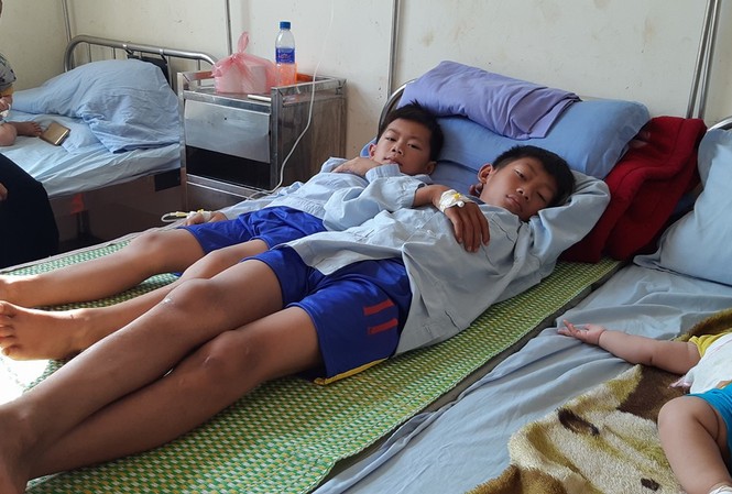 Công an vào cuộc vụ hơn 200 người ngộ độc sau ăn cưới Các bệnh nhân bị ngộ độc đang được điều trị tại bệnh viện