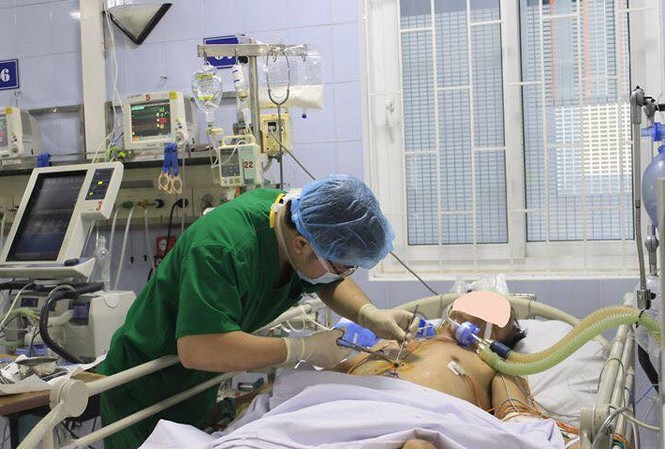 6 giờ chạy đua 'tử thần' cứu sĩ quan công an nguy kịch vì bệnh tim Sau 6 giờ cố gắng, giành giật sự sống cho bệnh nhân, ca mổ thành công.