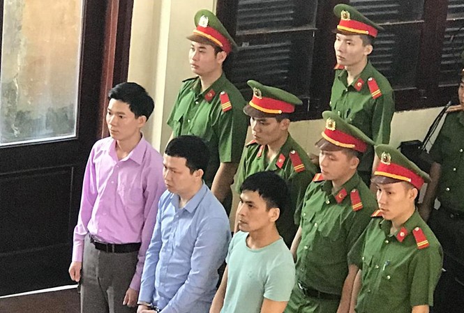 Đồng nghiệp nói gì bên lề phiên xử bác sĩ Hoàng Công Lương? Bác sĩ Hoàng Công Lương (hàng đầu, bên trái) tại tòa sáng 15/5. Ảnh: Thái Hà.