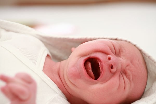 Đưa trẻ đến bệnh viện ngay nếu có những dấu hiệu này rẻ có biểu hiện đau bụng cơn, biểu hiện bằng cơn khóc thét xuất hiện đột ngột, dữ dội, trẻ ưỡn người, xoắn vặn, cơn đau... có thể đã bị lồng ruột. Ảnh minh hoạ: Internet