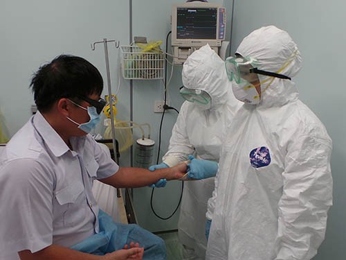 Chuẩn bị sẵn sàng khu cách ly cho người nghi ngờ mắc Ebola Diễn tập phòng chống dịch Ebola tại sân bay quốc tế Tân Sơn Nhất (TP Hồ Chí Minh). Ảnh: Internet