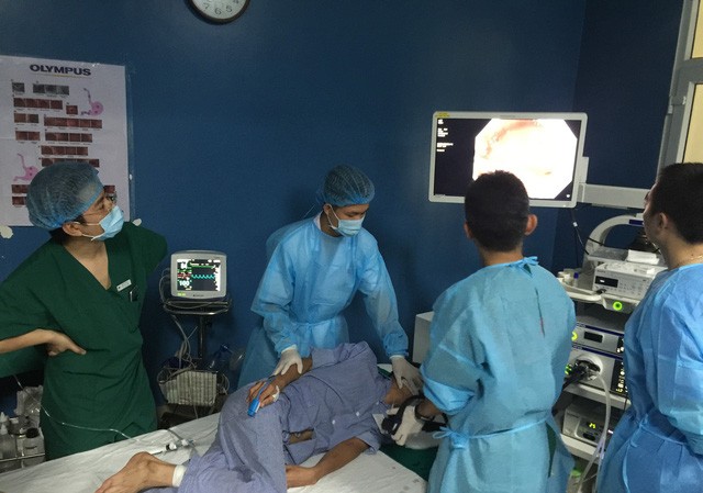 Kỹ thuật nội soi mới phát hiện ung thư dạ dày cực sớm Các bác sĩ Bệnh viện K thực hiện ca nội soi, cắt tách dưới niêm mạc tổn thương sớm ung thư dạ dày cho bệnh nhân