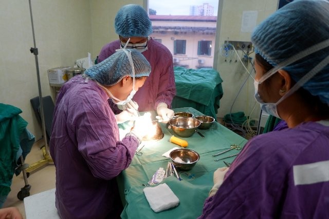 Nhờ BS 'cưỡng' lại tạo hoá, cô gái trẻ 22 tuổi được làm ... phụ nữ Các BS Bệnh viện E đang thực hiện ca phẫu thuật tạo hình âm đạo cho cô gái 22 tuổi. Ảnh: BV cung cấp