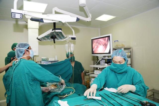 Chàng trai Gia Lâm có nội tạng 'siêu hiếm' khiến BS kinh ngạc Các bác sĩ tiến hành phẫu thuật cho bệnh nhân.