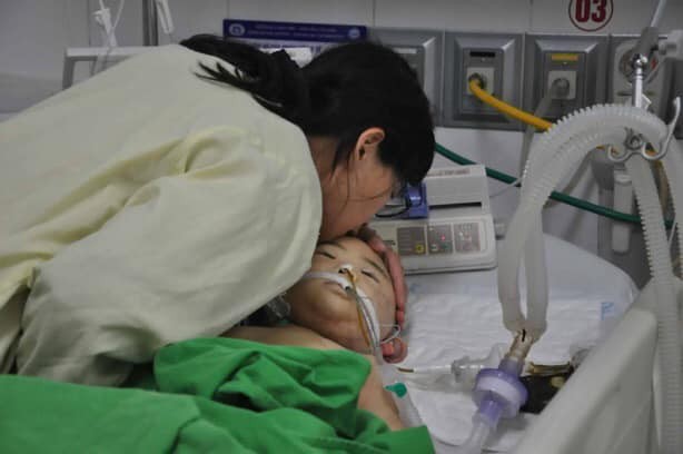 Ra đi đúng ngày sinh nhật, bé trai 4 tuổi hiến tặng giác mạc Mẹ bé hôn tạm biệt con trước khi bé rời xa cuộc đời