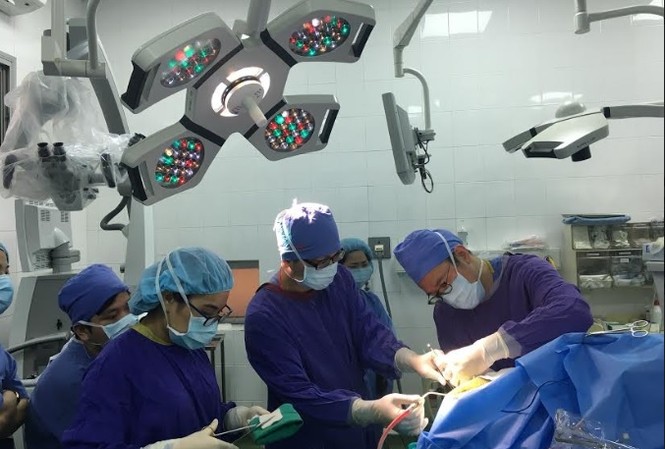 Lần đầu tiên tại Việt Nam: Bệnh nhân vừa mổ não vừa hát Các bác sỹ đang tiến hành phẫu thuật cho bệnh nhân