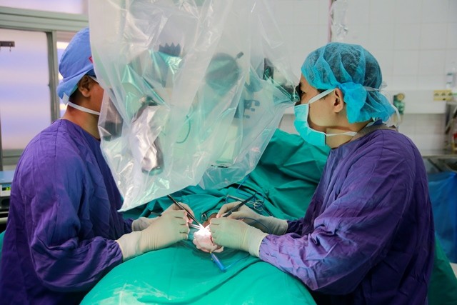 Quý ông Hà Nội bị vợ bé cắt đứt 'cậu nhỏ' vì ghen Các bác sĩ tiến hành phẫu thuật cho bệnh nhân