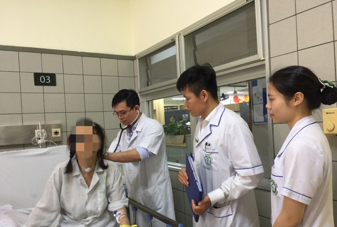 Nghĩ bị đau vai gáy, nữ thợ may suýt chết vì khối u tim khủng BS. Ngô Gia Khánh kiểm tra, đánh giá tình trạng bệnh nhân trước khi xuất viện. Ảnh: BV Bạch Mai cung cấp