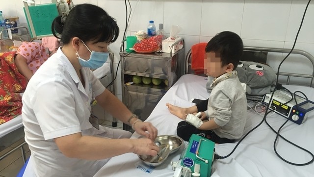 Bé 17 tháng nguy kịch vì sởi do bố mẹ dứt khoát không cho tiêm vắc xin Tiêm phòng là biện pháp phòng bệnh sởi hiệu quả nhất (Ảnh minh họa)
