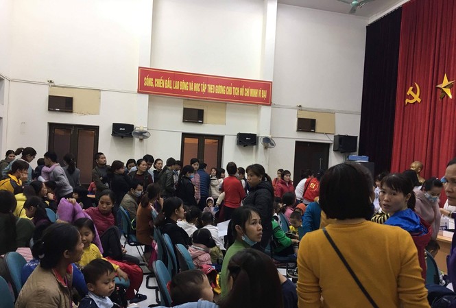 Cả nghìn trẻ Bắc Ninh về Hà Nội xét nghiệm sán lợn: BV không còn chỗ chen chân BV Nhiệt đới TƯ huy động cả hội trường để đón tiếp, phát số và làm xét nghiệm cho các bé