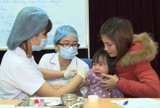 Không có chuyện làm sai lệch kết quả xét nghiệm trẻ bị nhiễm sán lợn Trong hai ngày 15 và 16/3, đã có 1.500 trẻ ở Bắc Ninh được cha mẹ đưa về các bệnh viện tại Hà Nội để khám, xét nghiệm xem có bị nhiễm sán lợn hay không. Ảnh: Hòa Thuận