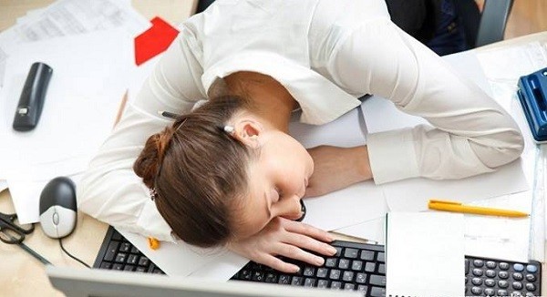 Biết hậu quả khủng khiếp này, không bao giờ dám 'tranh thủ' ngủ gục trên bàn Ảnh minh hoạ: Internet