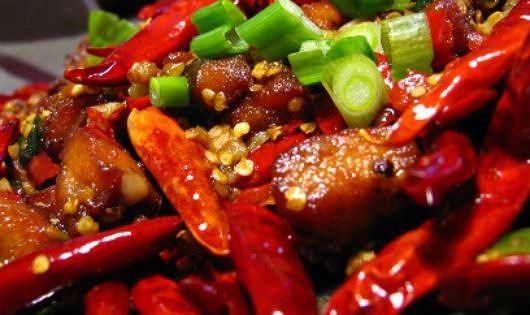 Những việc đại kỵ cấm làm nếu không muốn chết khi bị sốt xuất huyết Khi ăn hoặc uống các loại thực phẩm hay thức uống có màu, phân của bệnh nhân sốt xuất huyết có thể bị nhuộm màu tối. Vì thế, chúng ta sẽ khó phân biệt với phân có lẫn máu trong trường hợp người bệnh bị xuất huyết tiêu hóa. Ảnh minh hoạ: Internet