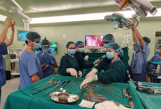 Lần đầu tiên Việt Nam thành công kỹ thuật mới trị ung thư phổi Các BS trong ca phẫu thuật cắt thuỳ phổi nội soi một đường rạch