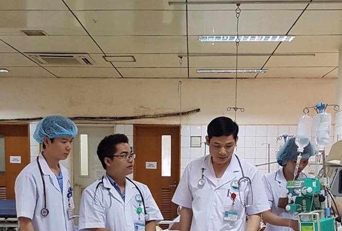 Cứu nữ nông dân mang bệnh truyền nhiễm chết người lây từ... đất Các bác sỹ Khoa Hồi sức tích cực, BV Đa Khoa tỉnh Hoà Bình thăm khám cho bệnh nhân nặng đang điều trị tại Khoa.