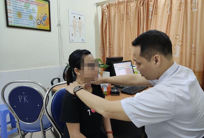 'Nát cổ' vì để thầy lang Hải Phòng chữa bướu cổ bằng châm hương và bôi keo Bệnh nhân L đang được khám và điều trị tại BV Nội tiết TƯ. Ảnh: BV cung cấp