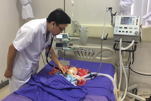Nhiều trẻ nhập viện do ngộ độc chì từ thuốc cam Trẻ bị ngộ độc chì do bôi thuốc cam được điều trị tại BV. Ảnh: Internet