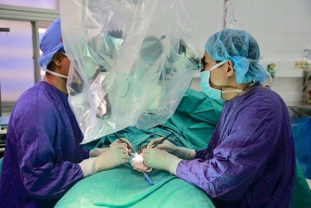 Mâu thuẫn gia đình, thanh niên 24 tuổi bị vợ cắt phăng 'của quý' Các BS thực hiện ca phẫu thuật nối lại 'của quý' cho anh H.