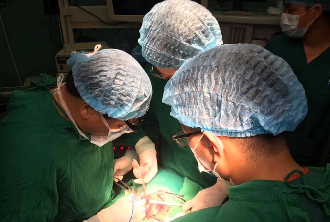 Bé 15 tuổi ung thư tuyến giáp di căn, hạch gần bằng quả trứng gà Các bác sỹ đang thực hiện ca phẫu thuật cho bệnh nhi 15 tuổi bị K tuyến giáp. Ảnh: Bệnh viện cung cấp