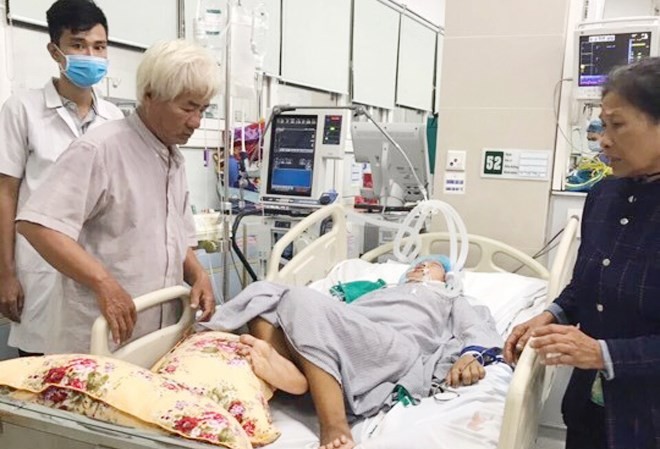 Tìm được gia đình cho cô gái trẻ nhập viện trong tình trạng hôn mê Bố mẹ Trang rưng rưng nước mắt nhận ra đứa con tưởng đã mất tích suốt 2 năm qua. Ảnh: Bệnh viện cung cấp