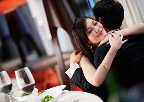 Chồng chết lặng vì 'quà tặng' của anh kỹ sư độc thân tốt bụng cho vợ trẻ Ảnh minh họa: Internet