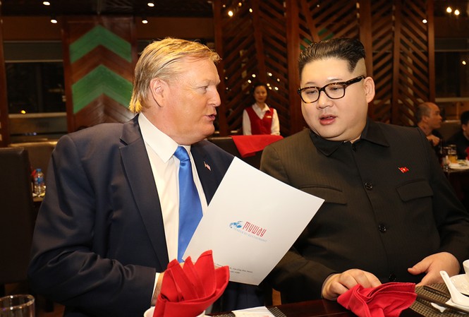 Bản sao Donald Trump và Kim Jong Un cùng nhau dùng bữa tối tại Hà Nội Bản sao Donald Trump và Kim Jong Un cùng nhau dùng bữa tối tại Hà Nội